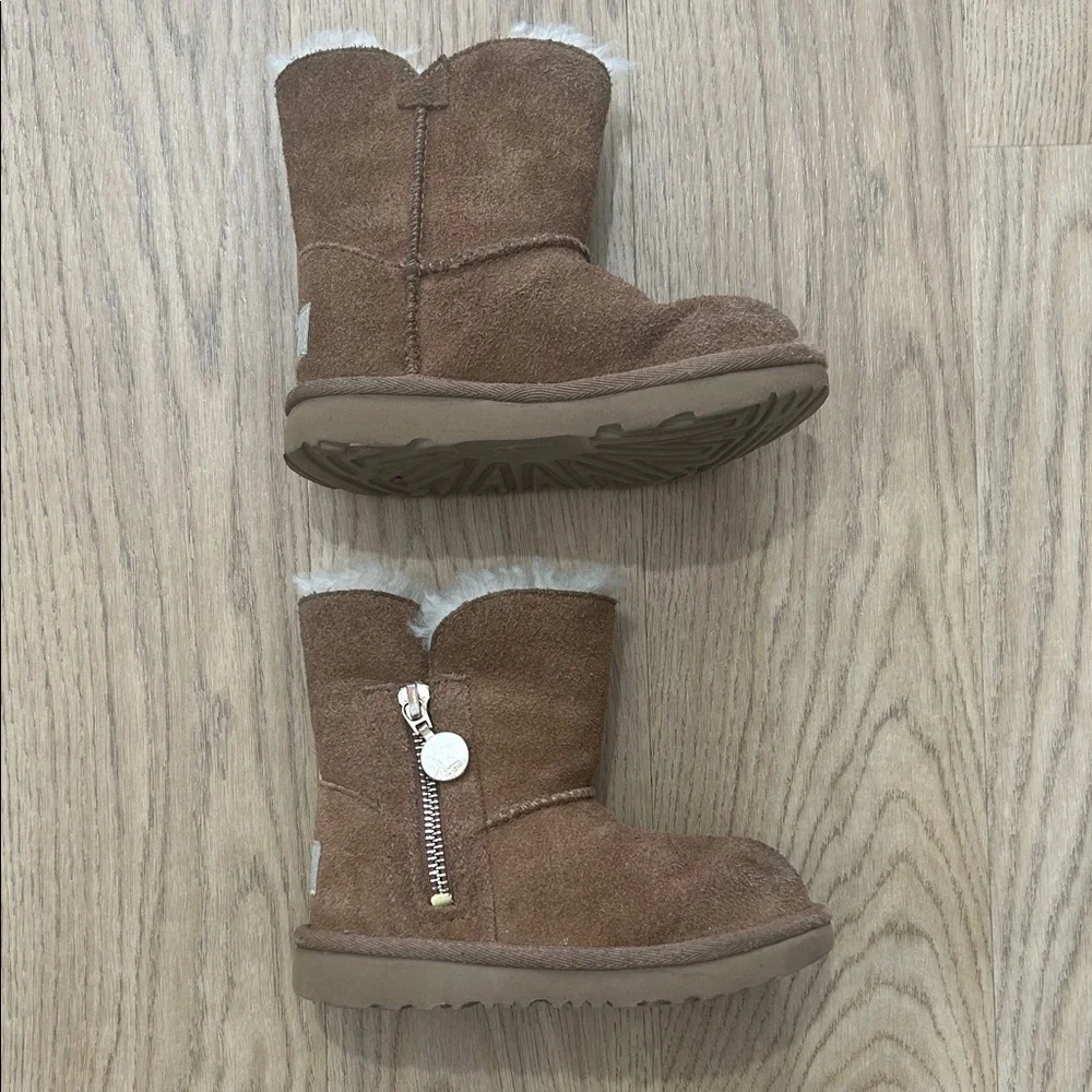 UGG Bailey Zip Short Boot‎ Size 9 Toddler